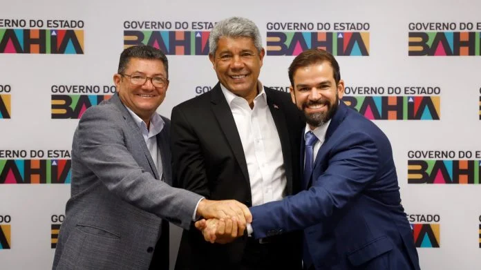 Governador recebe prefeitos, escuta demandas e realiza entregas para Buritirama, Wenceslau Guimarães e Coaraci.