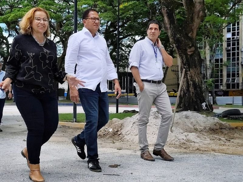 Prefeito Augusto Castro vistoria obras da Praça Otávio Mangabeira com titulares da EMASA e SIURB.