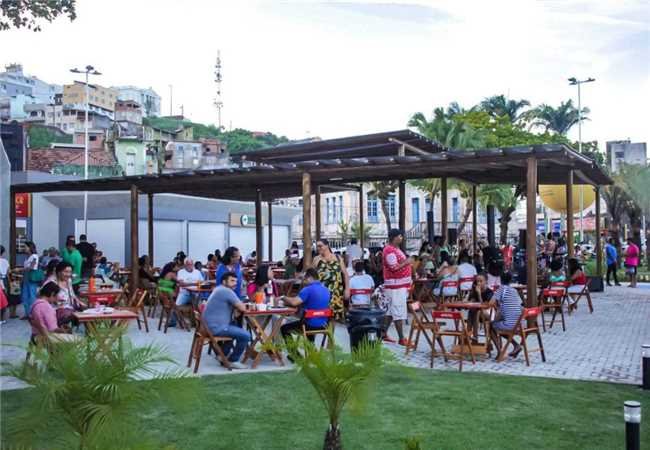 Prefeitura de Ilhéus promove ordenamento de quiosques e trailers na Avenida Soares Lopes.