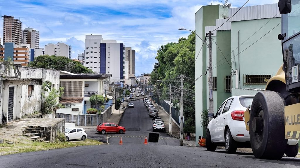 Prefeitura de Itabuna segue avançando com a pavimentação das ruas Rui Barbosa e Ubaldino Brandão.