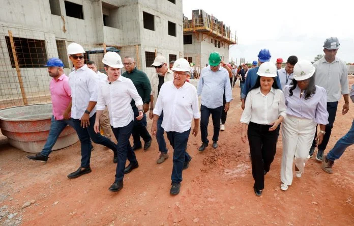 Ministro das cidades faz vistoria em obras do Minha Casa, Minha Vida em Camaçari e autoriza a construção de mais um conjunto habitacional.