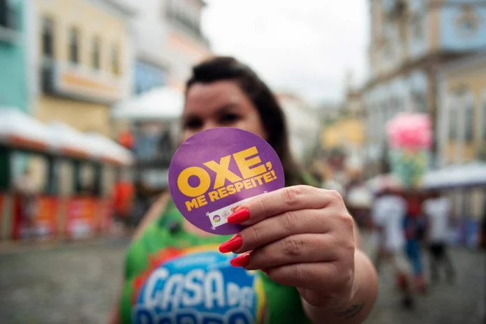 Prevenção à violência contra mulher tem espaço de acolhimento e denúncias nos circuitos da folia.