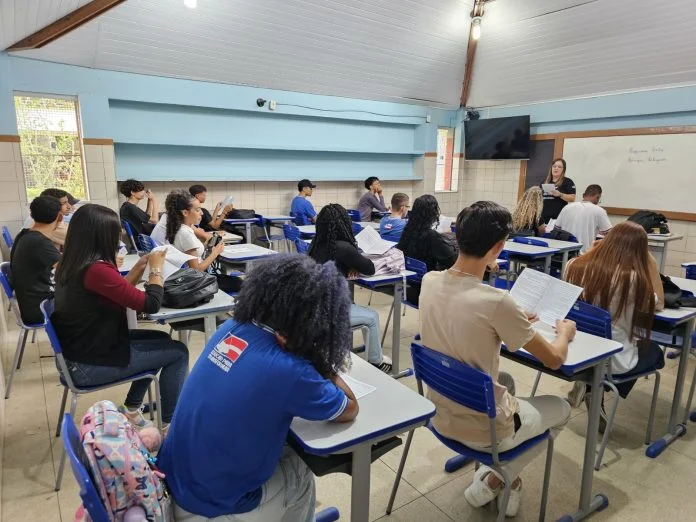 Jerônimo anuncia contratação de psicólogos para a rede estadual de ensino e garante novo piso nacional da Educação.