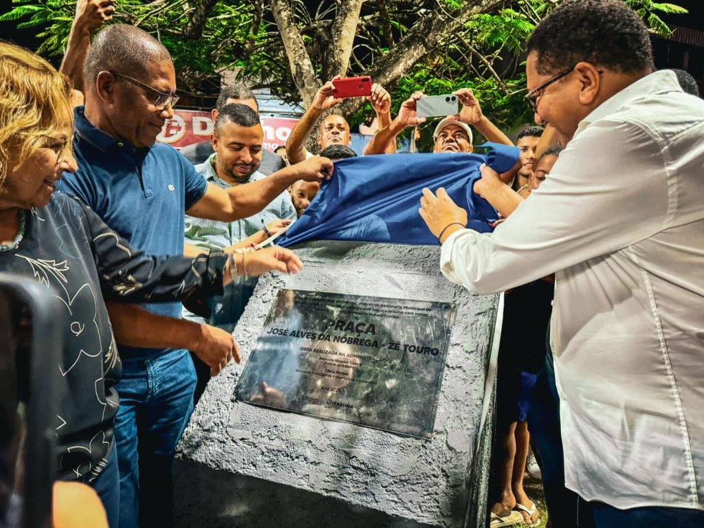 Prefeito Augusto Castro entrega a Praça José Alves da Nóbrega no Lomanto em clima de festa