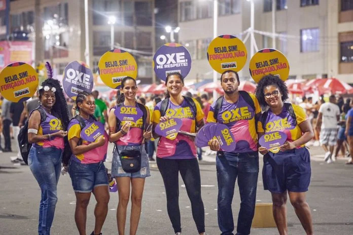 Campanhas focam na prevenção e no enfrentamos da violência contra as mulheres no Carnaval.