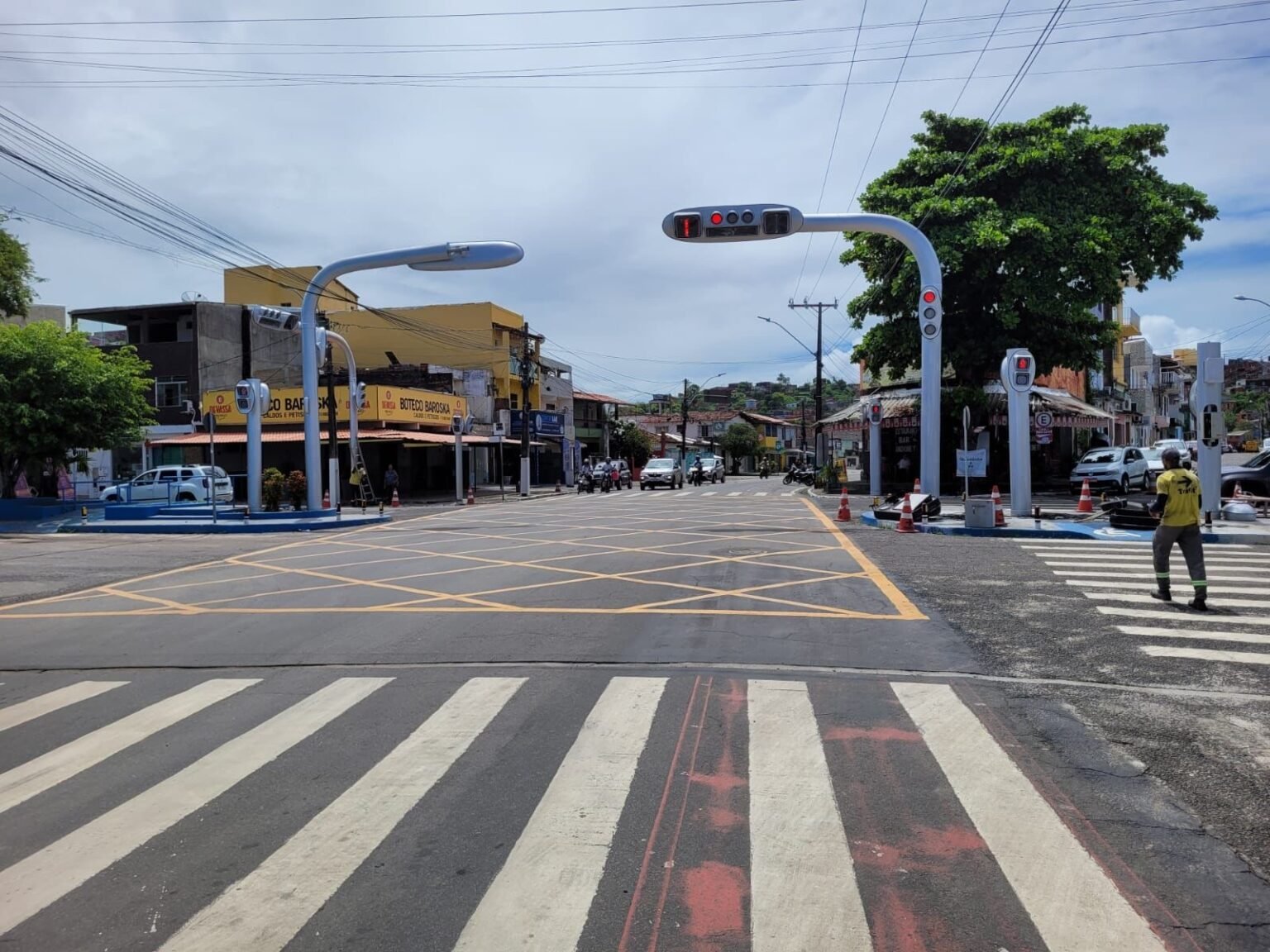 Prefeitura de Ilhéus instala conjunto semafórico de última geração na Av. ACM.