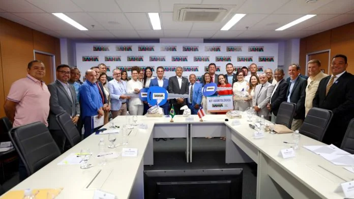 Governador se reúne com prefeito de Buerarema e entrega equipamentos para área da saúde e transporte.