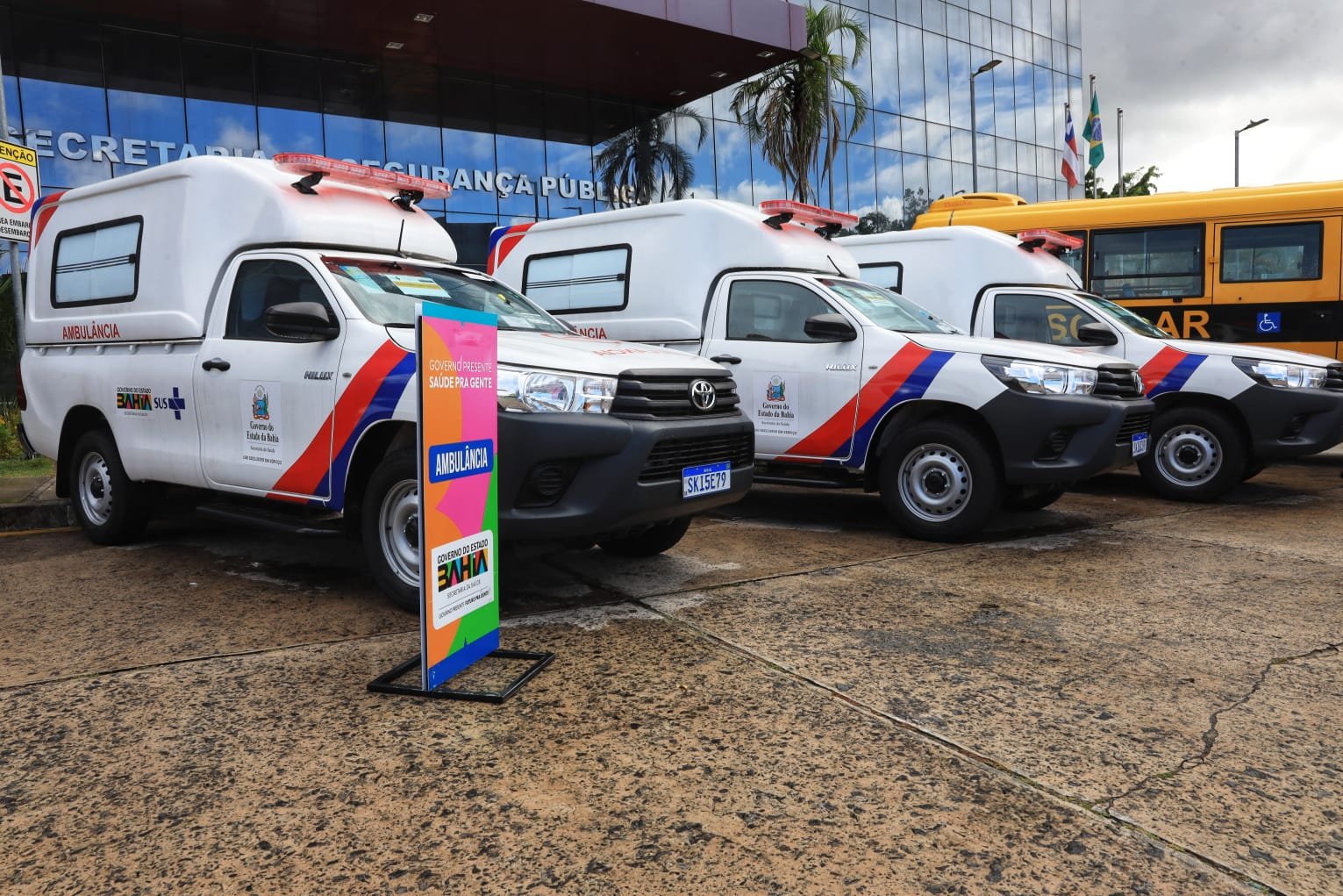 Governador retoma reuniões com gestores municipais e entrega ambulâncias para Ibirapitanga, Riachão das Neves e Jacobina.