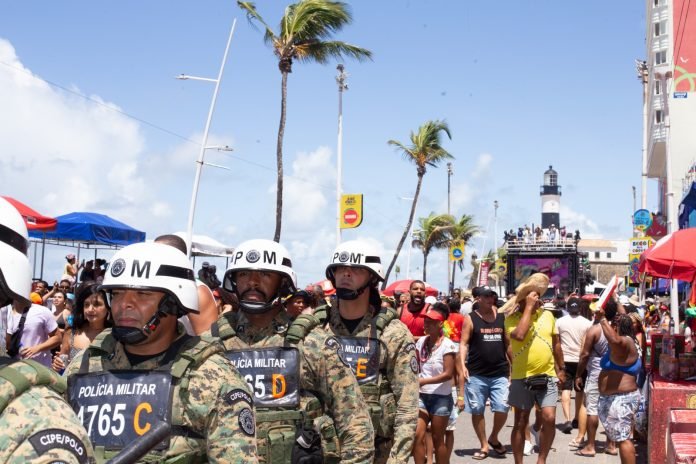 Mais de 200 policiais atuam na segurança do arrastão da Quarta-feira de Cinzas.