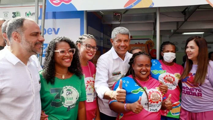 Governador acompanha trabalho em uma das centrais de catadores de recicláveis no Carnaval de Salvador.