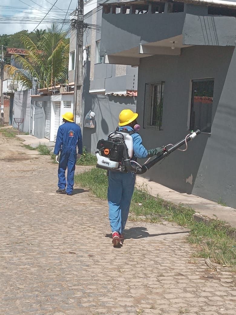 Agentes de Combate às endemias realizam bloqueio contra dengue no bairro Ilhéus II.