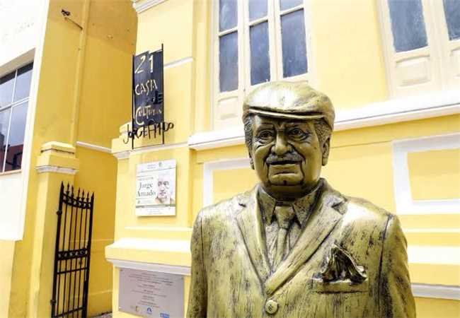 Peças do acervo de Jorge Amado são recuperadas após ação policial em Ilhéus.