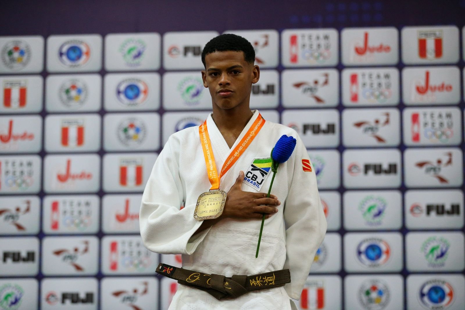 Baianos apoiados pelo FazAtleta conquistam medalhas em disputas internacionais de judô e karatê.