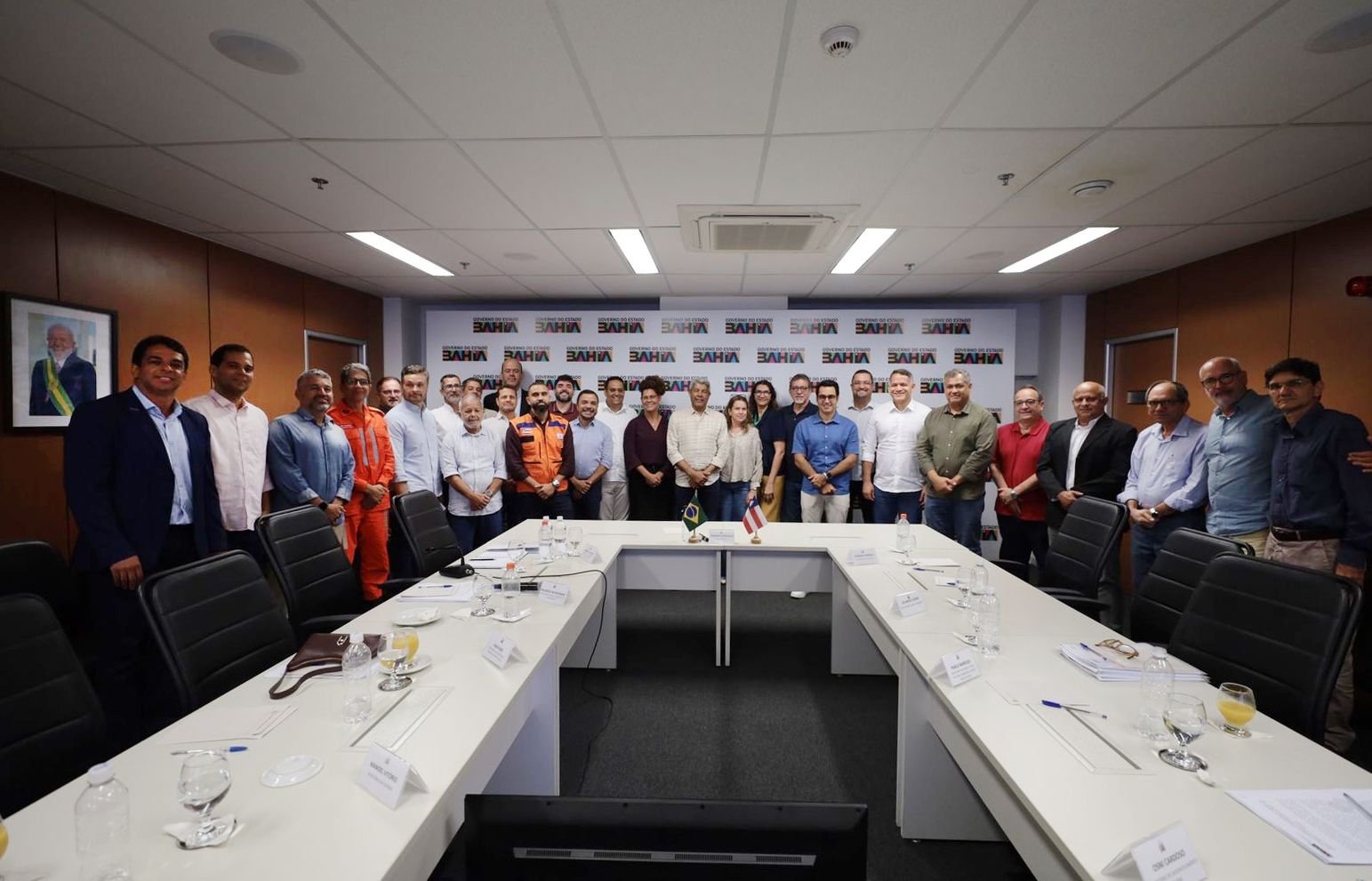Governador reúne equipe para definir novas ações emergenciais de convivência com a seca na Bahia.