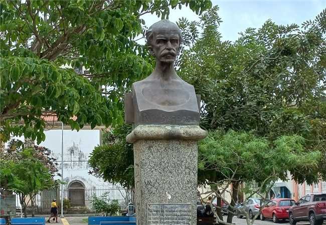 Prefeitura de Ilhéus retira busto de Ruy Barbosa para reparo após tentativa de furto.