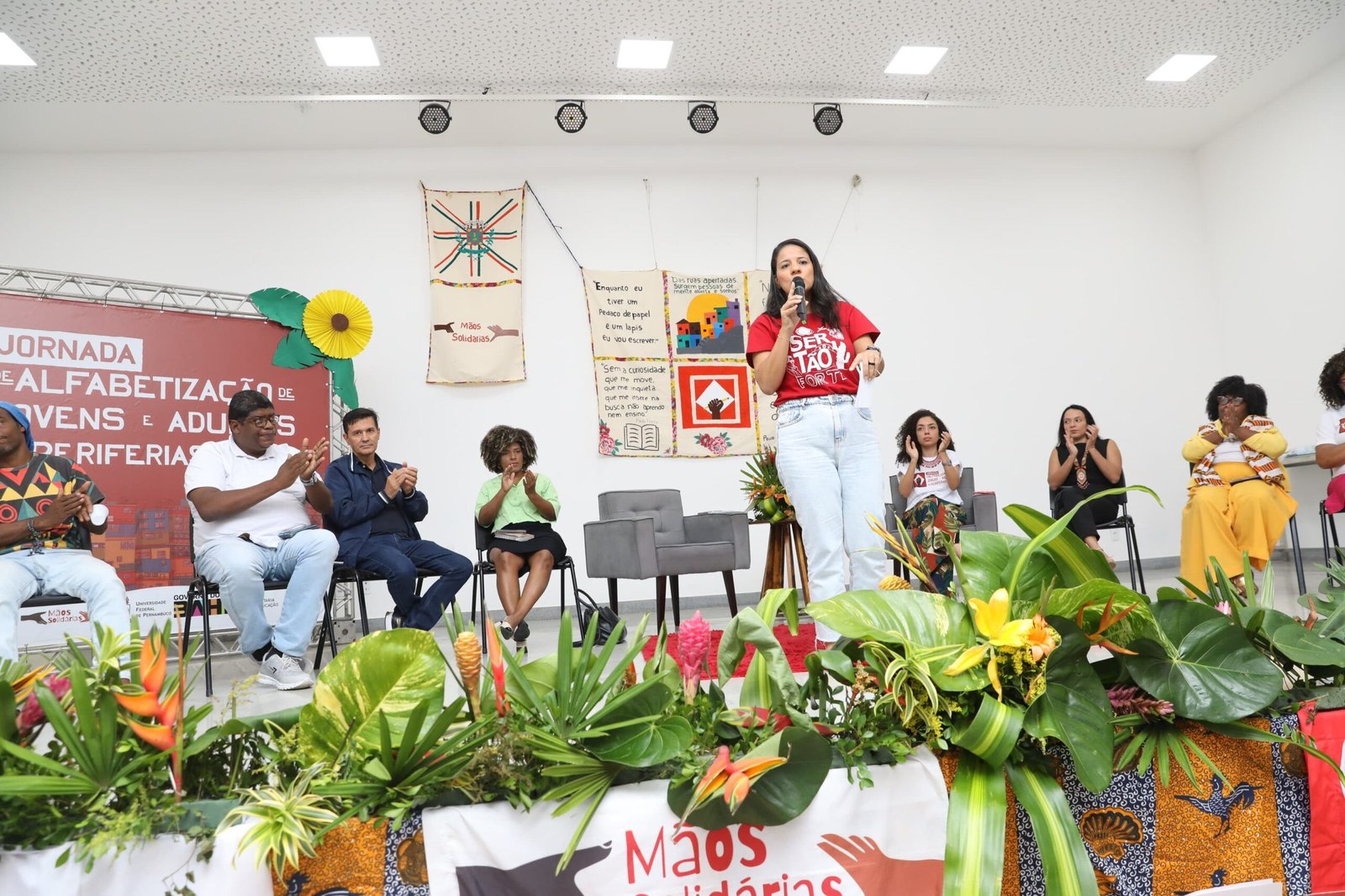 SEC debate estratégias para promover a alfabetização de jovens e adultos nas periferias urbanas.