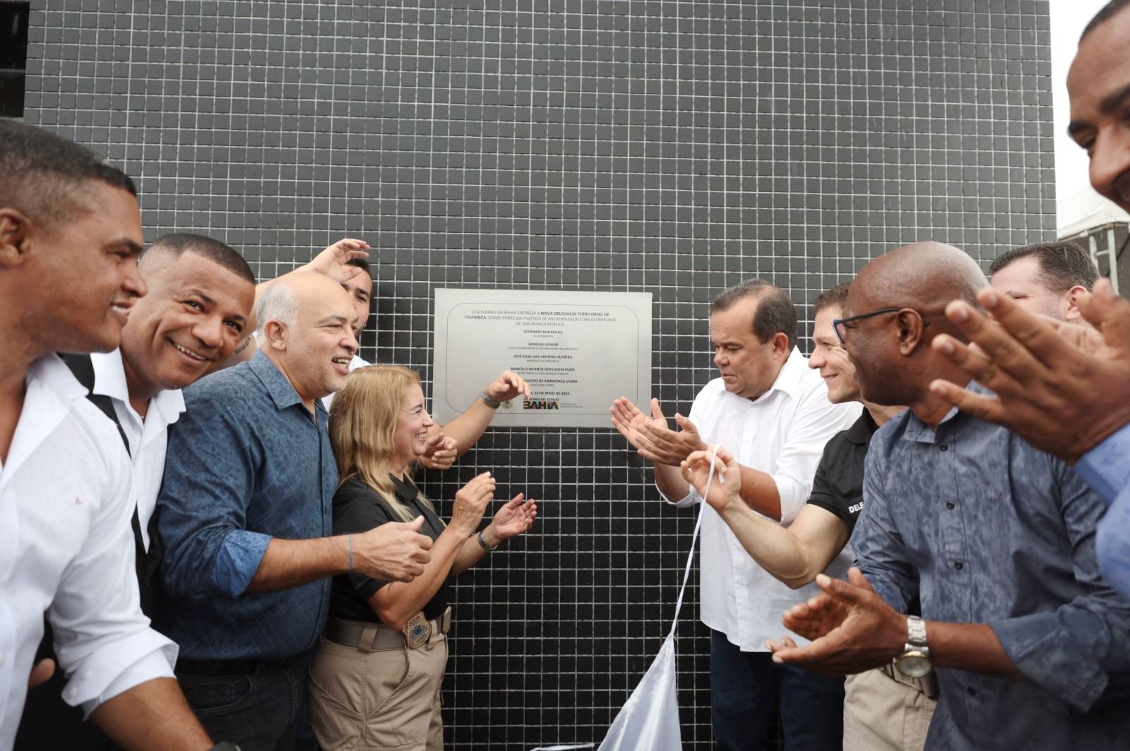 Governo do Estado realiza entregas em Itaparica e Vera Cruz nas áreas de segurança e saúde.
