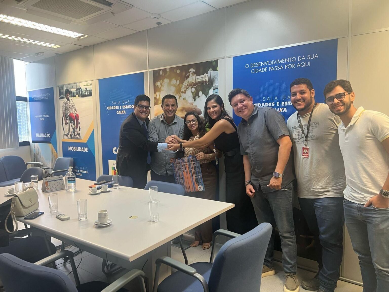 Prefeito de Ibirapitanga busca investimentos para habitação e educação em visita à Caixa Econômica Federal.