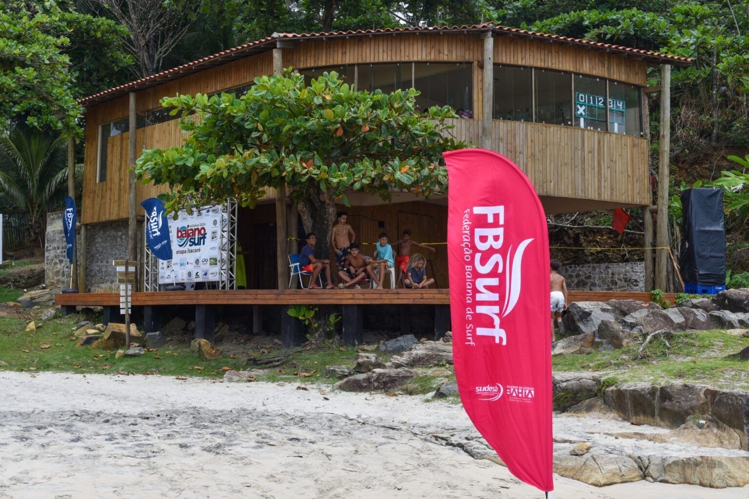 Itacaré recebe etapa da Taça Brasil com atletas em busca da elite do surf nacional.