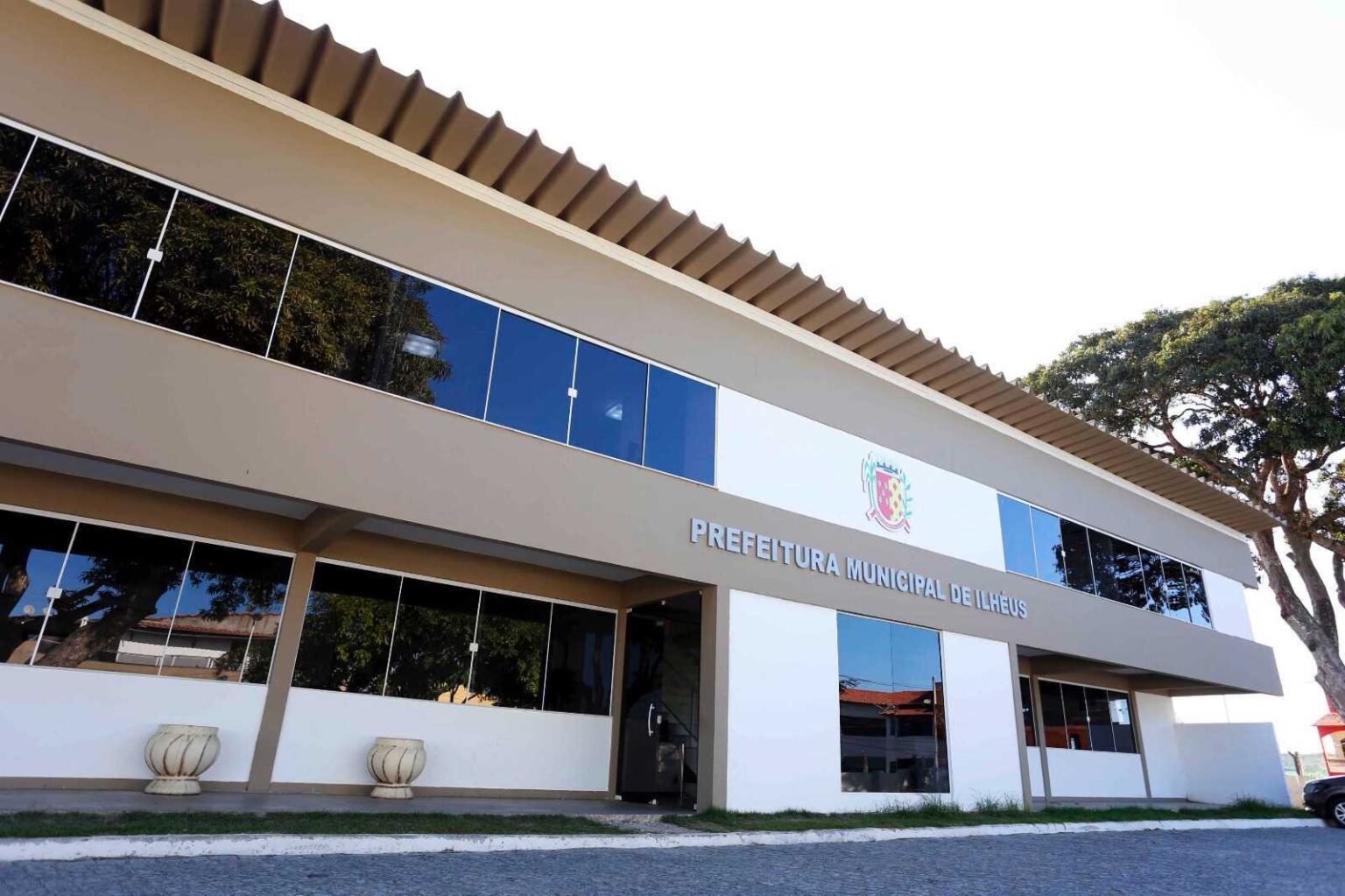 Prefeitura de Ilhéus propõe reajuste salarial de 5,53% a servidores e aumento do vale alimentação.