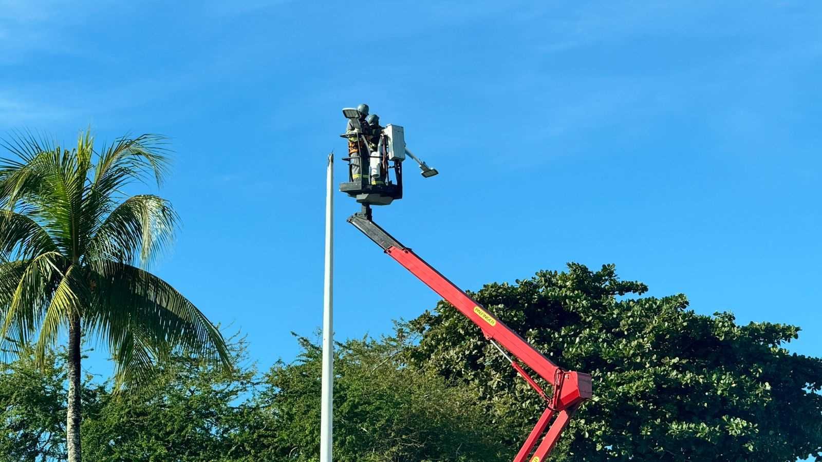 Ilhéus inicia modernização da iluminação na Avenida e Ponte Lomanto Júnior.