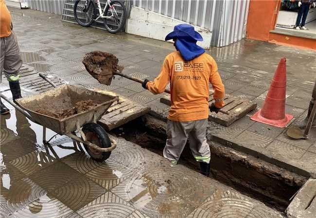 Prefeitura de Ilhéus intensifica limpeza de canais pluviais no Centro.
