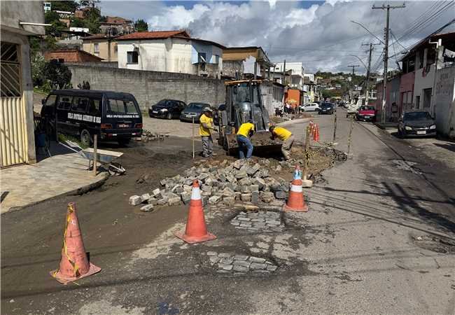 Prefeitura de Ilhéus realiza reparo em rede de drenagem pluvial na Avenida Uberlândia.