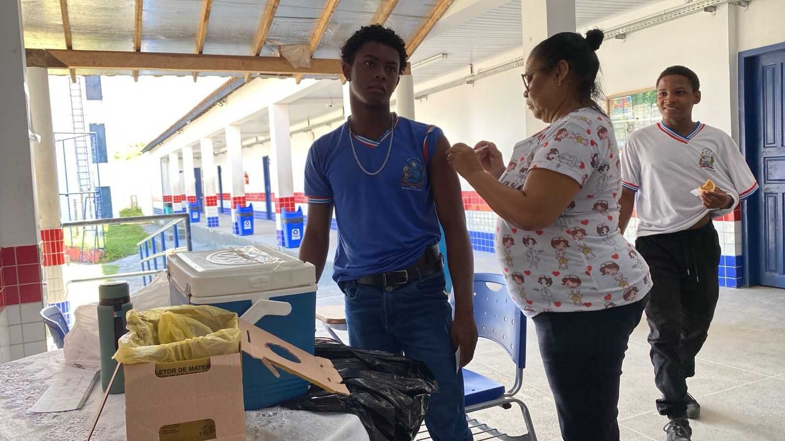 Vacinação nas Escolas mobiliza Ilhéus e atualiza caderneta de quase 2 mil estudantes.