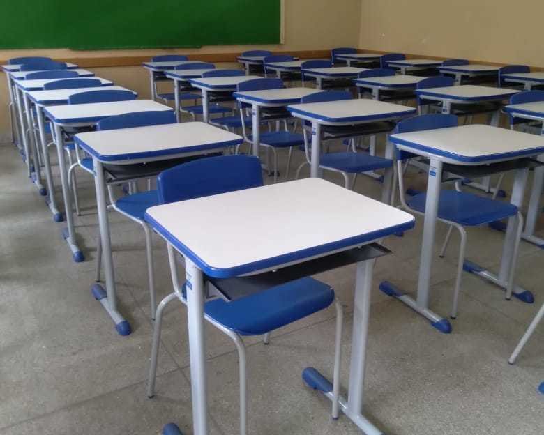 Prefeitura de Ilhéus compra 1.800 carteiras novas para modernizar escolas municipais.