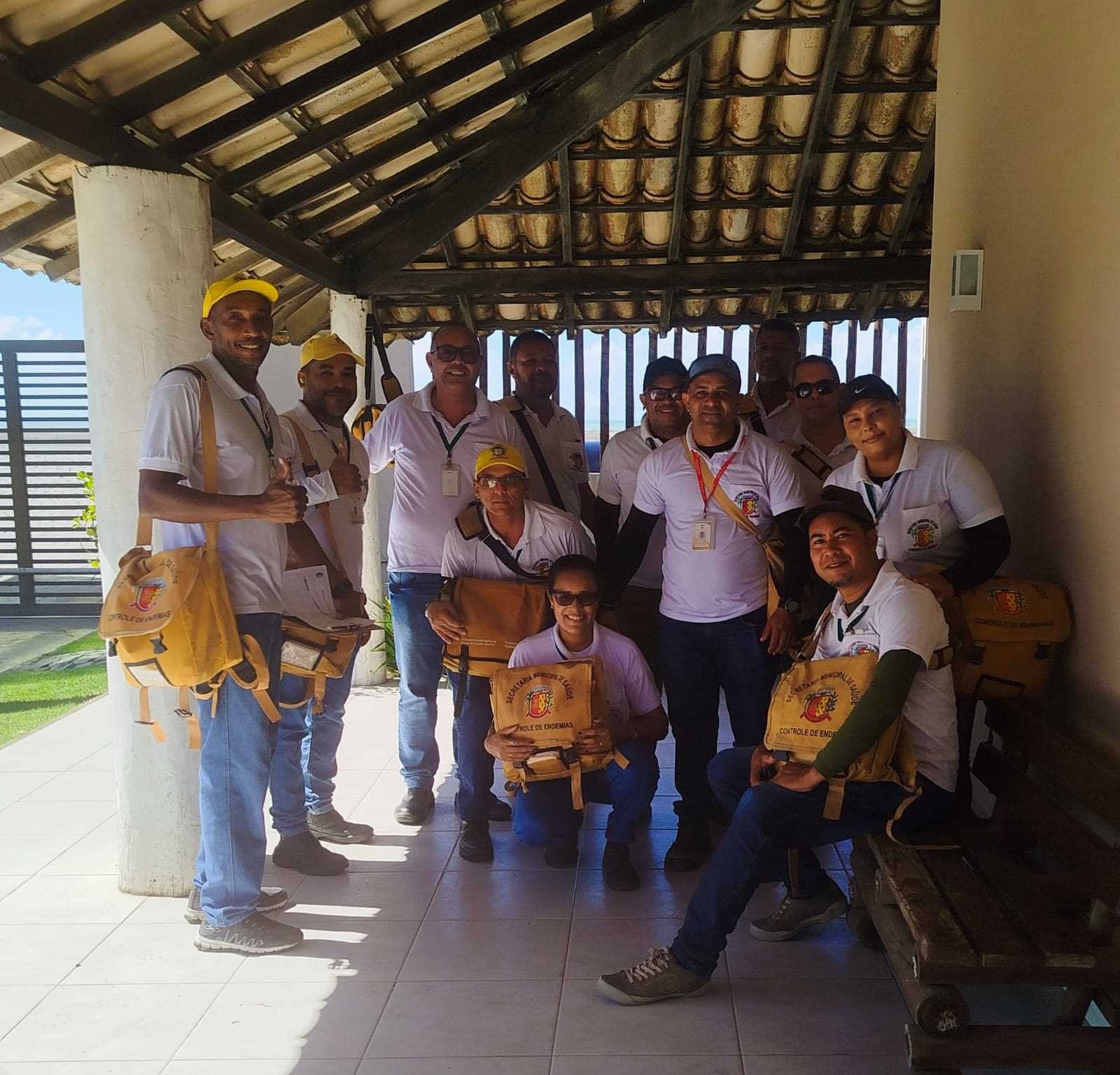Mutirão contra a dengue mobiliza agentes de endemias em condomínio no Bairro N. Sª da Vitória.