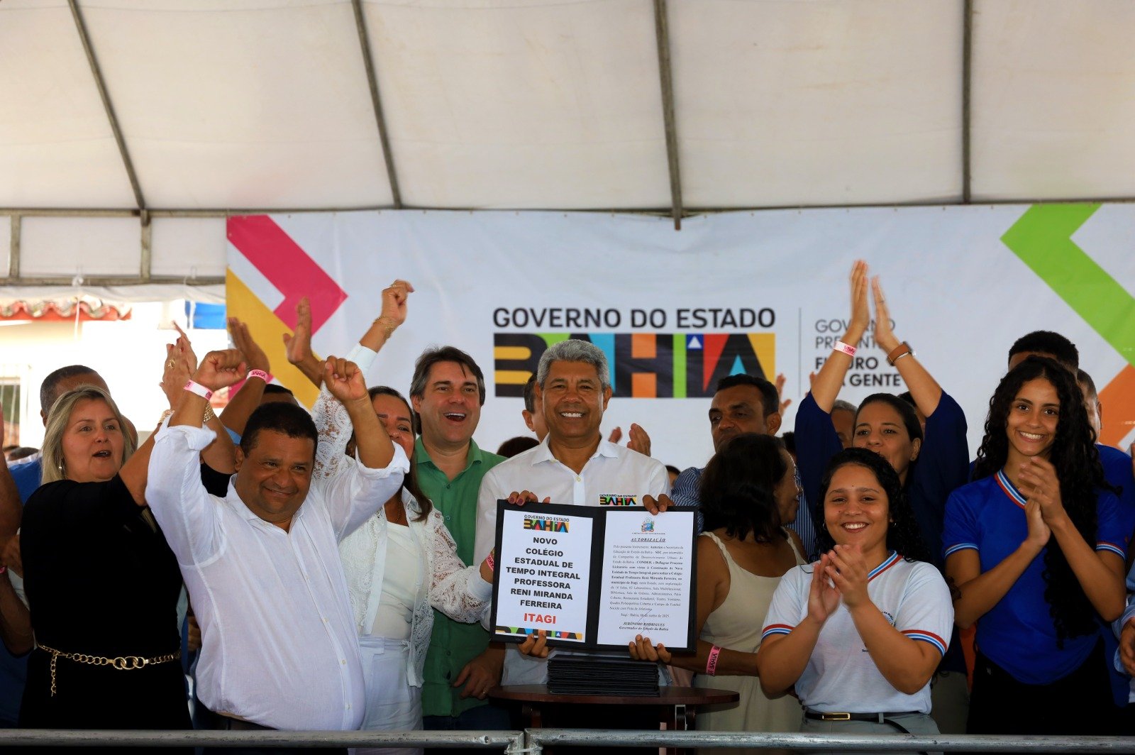 Em Itagi, governador anuncia a construção de escola de tempo integral e entrega equipamentos de saúde.