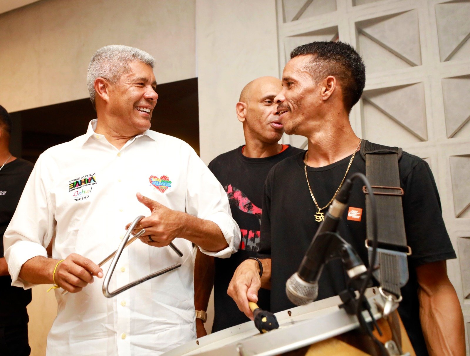 Em Ipirá, governador prestigia a tradicional festa do São João e anuncia investimentos para o esporte do município.