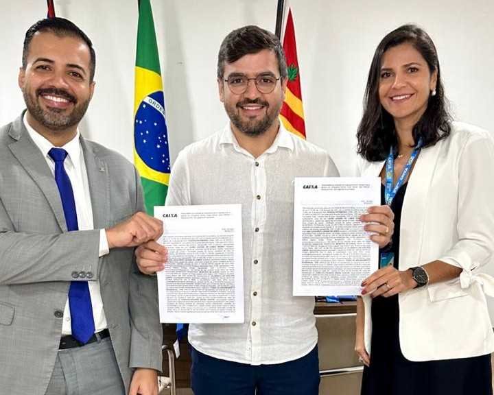 Prefeito Valderico Junior assina aditivo para construção de 464 unidades do Minha Casa Minha Vida.