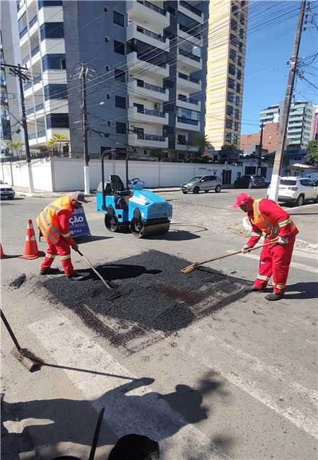 Prefeitura de Ilhéus realiza operação de tapa-buraco na Rua Tobias Barreto e Rua Rotary.