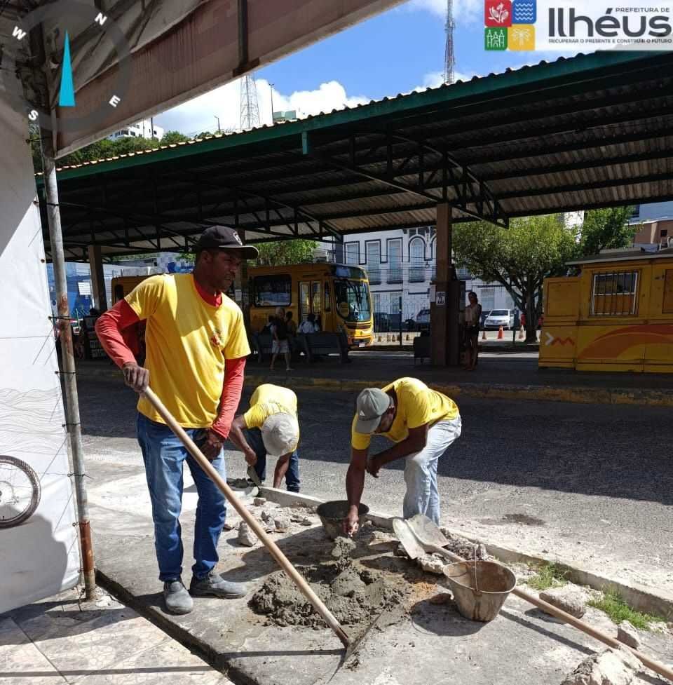 Prefeitura de Ilhéus realiza troca de tampas de bueiros em diversos pontos da cidade.