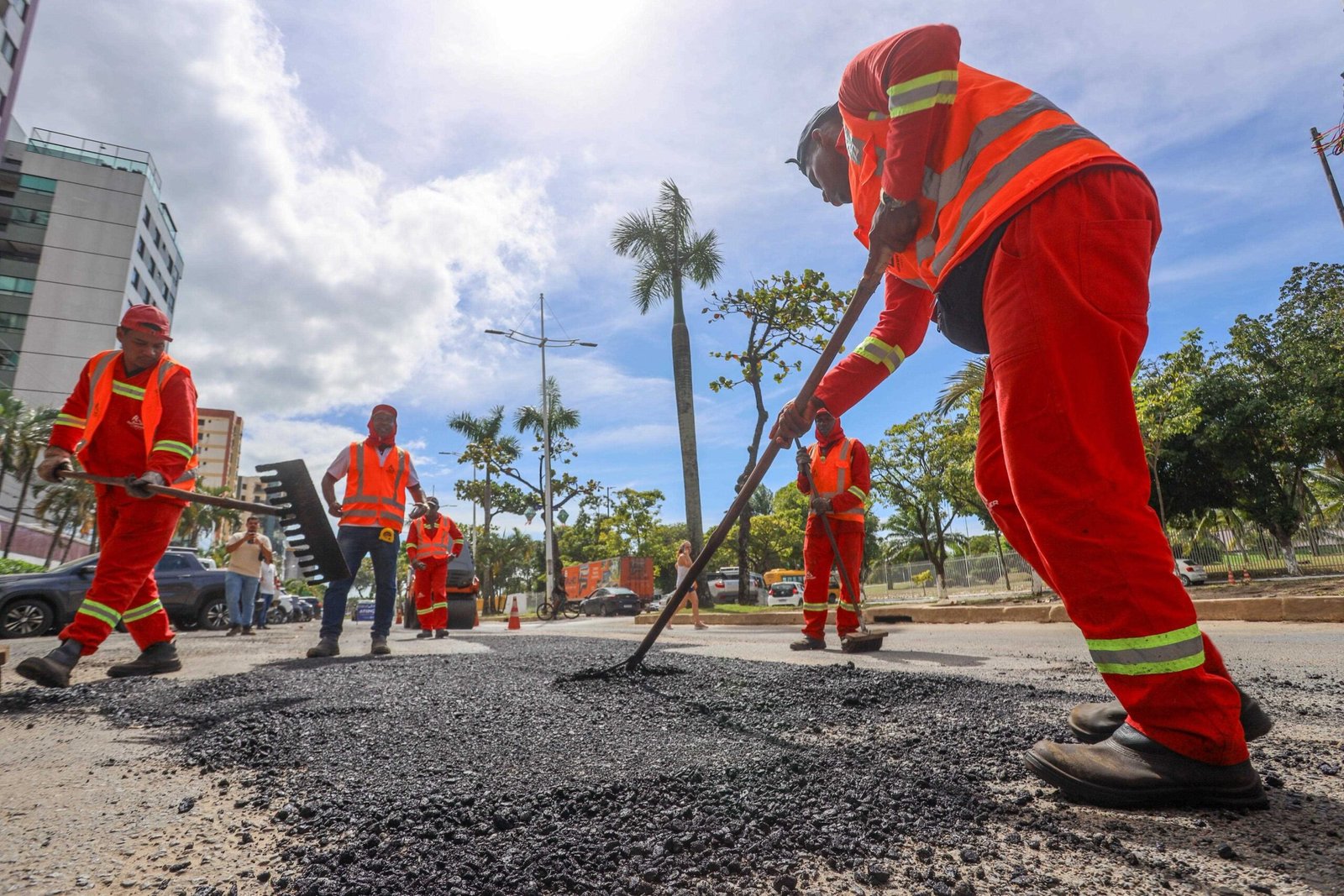 Prefeitura de Ilhéus intensifica operação tapa-buraco em vias importantes da cidade.