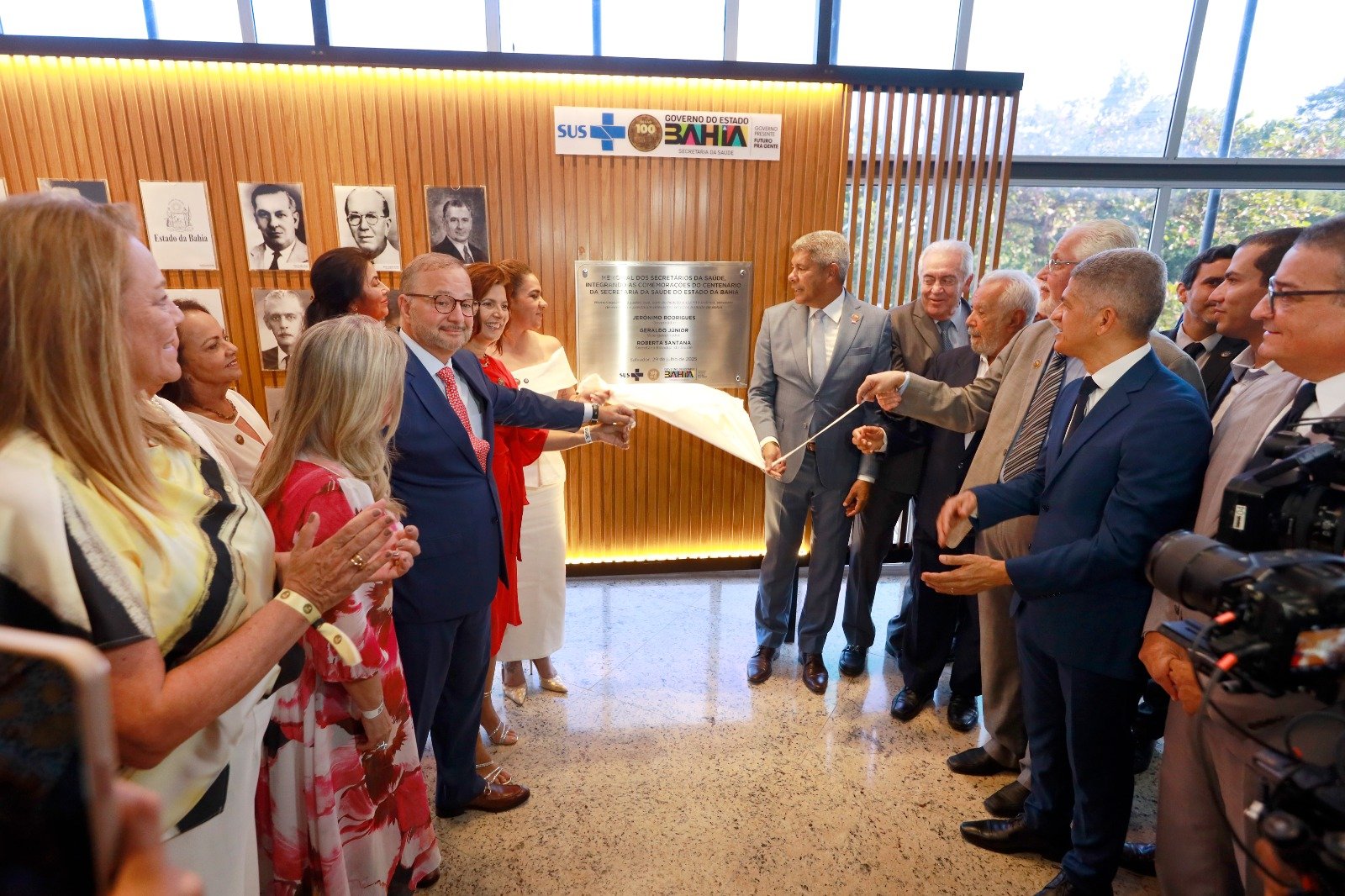 Governo do Estado celebra 100 anos da Secretaria da Saúde com homenagens a antigos gestores e servidores.