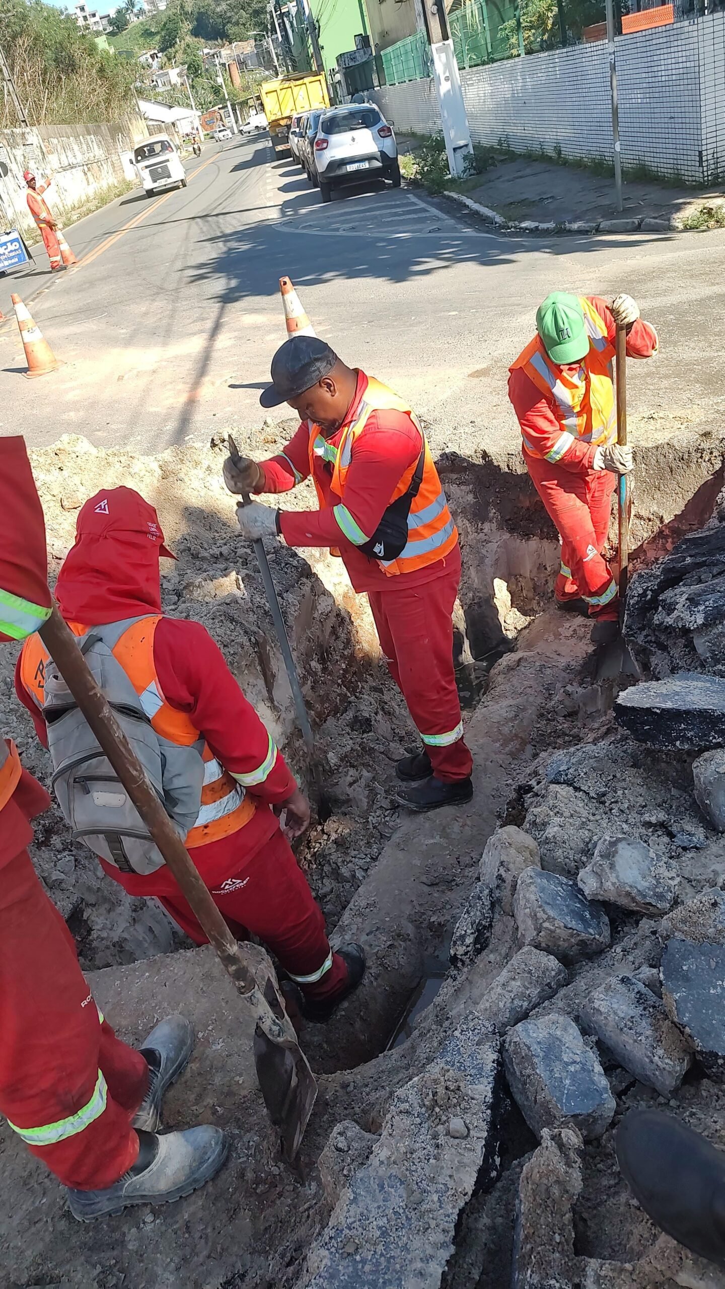 Prefeitura de Ilhéus realiza reparos em vias comprometidas por danos estruturais.