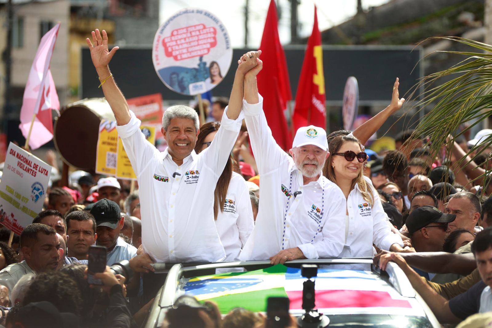 Presidente Lula acompanha cortejo do Dois de Julho pelo quarto ano consecutivo.