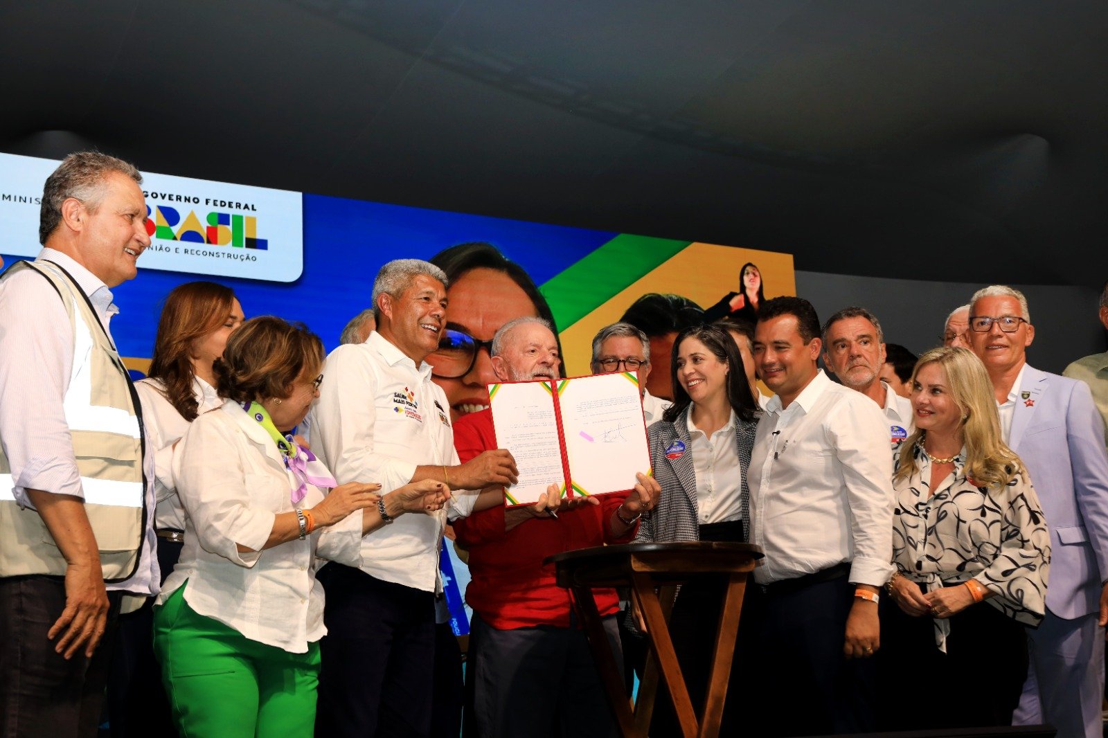 Em Juazeiro, governador Jerônimo acompanha presidente Lula durante anuncio de pacote para a saúde e lançamento do novo PAC Seleções.