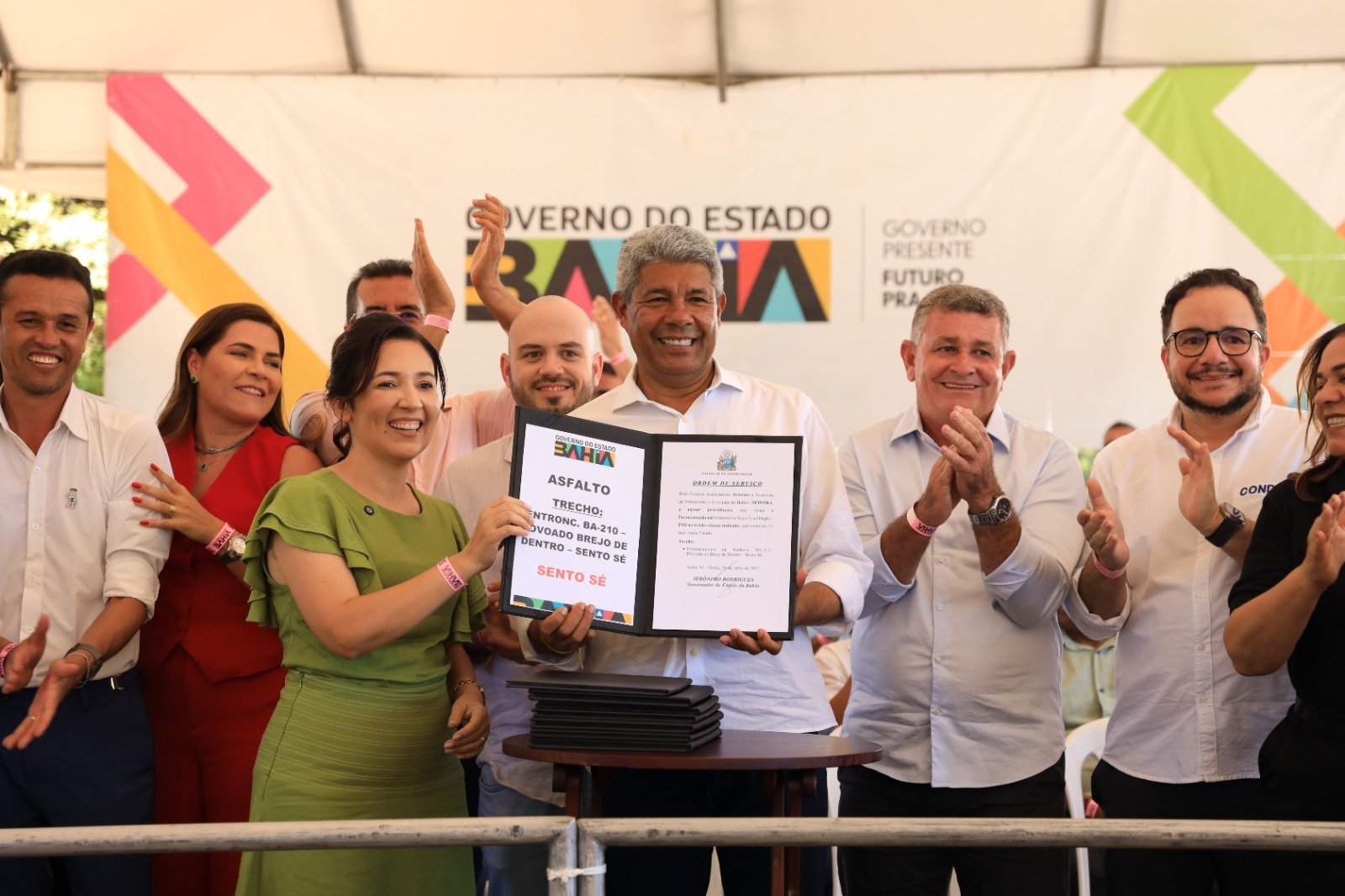 Governo do Estado entrega novas obras e fortalece educação, saúde e infraestrutura em Sento Sé.