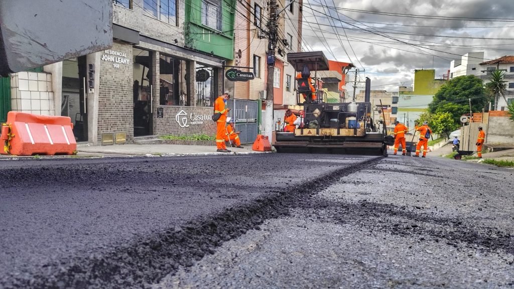 Prefeitura de Itabuna recupera a pavimentação asfáltica de vias do centro.