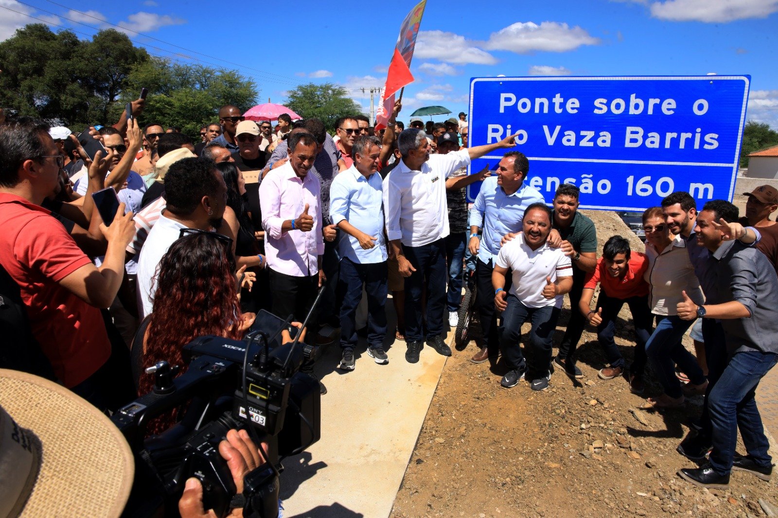 Governo do Estado entrega ponte sobre o Rio Vaza Barris e reforça infraestrutura e saúde em Uauá.