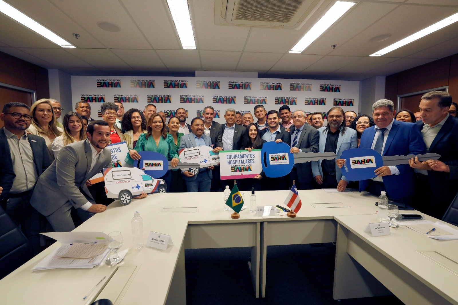 Reunião com prefeito: Casa Nova recebe equipamentos para a saúde, ambulâncias e kits para o campo.