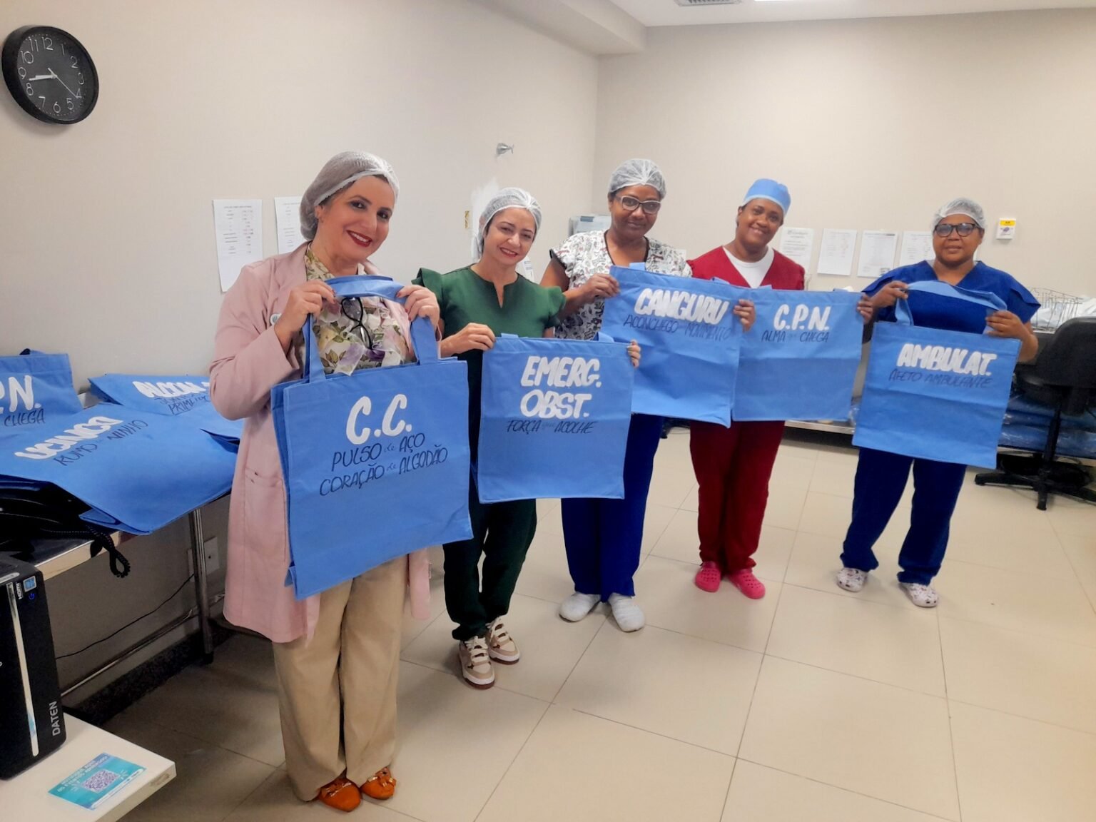 Centro de Materiais e Esterilização do Materno-Infantil distribui mensagens inspiradoras em sacolas destinadas aos setores da instituição.