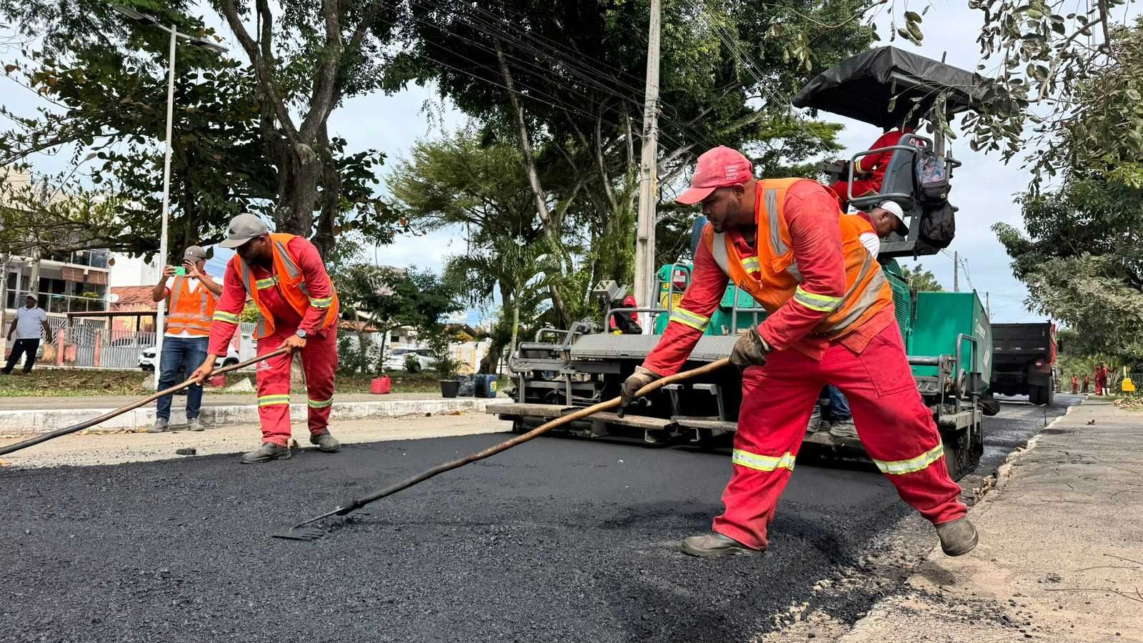 Prefeitura de Ilhéus conclui pavimentação asfáltica na Avenida José Luís da Fonseca.