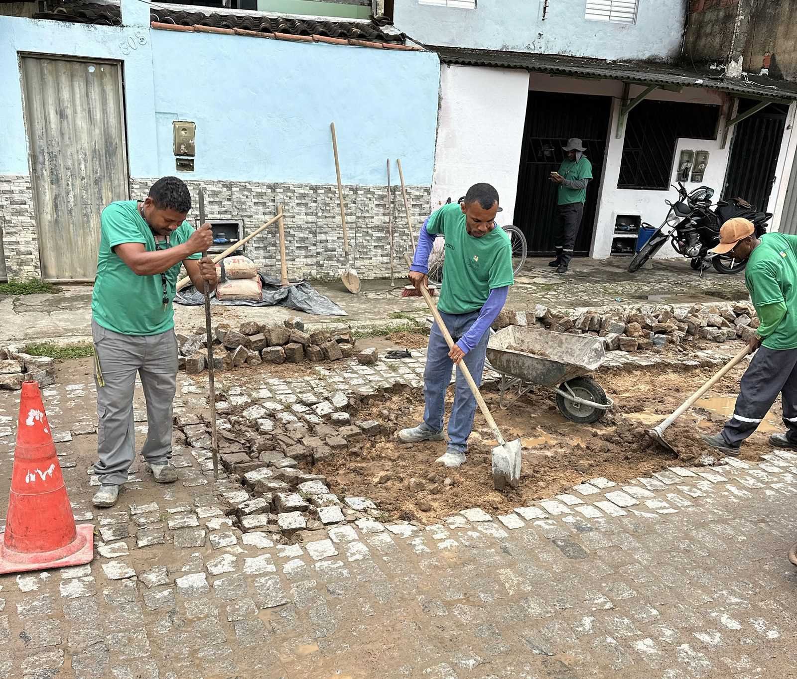 Prefeitura de Ilhéus realiza reassentamento de paralelepípedos no CSU e no Nossa Senhora da Vitória.