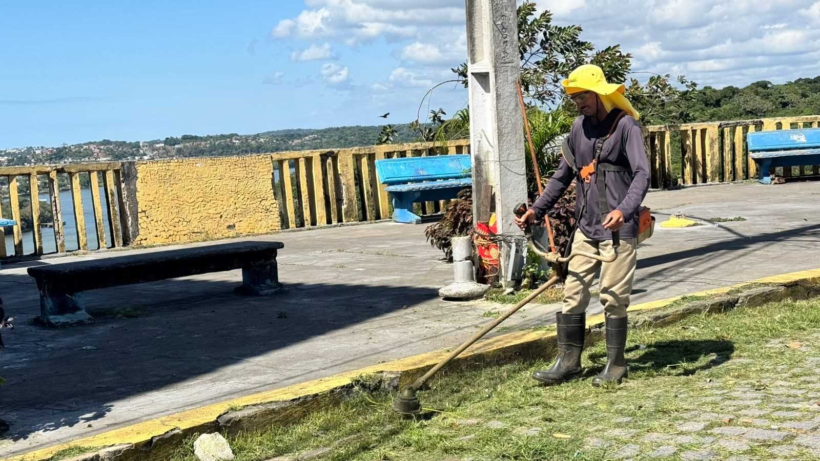 Prefeitura de Ilhéus intensifica serviços de limpeza em diferentes bairros.