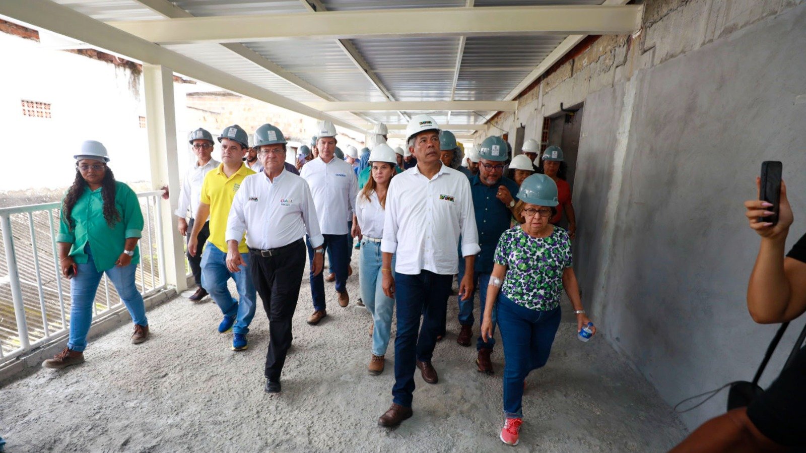 No Dia do Feirante, governador visita obras da Feira de São Joaquim e autoriza novas intervenções.