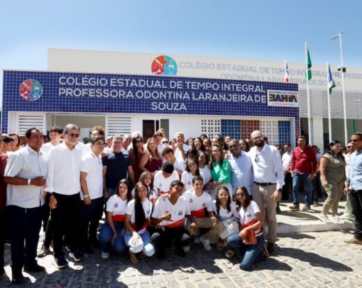 Governador entrega conjunto de obras e realiza maior investimento educacional da história de Ibotirama.